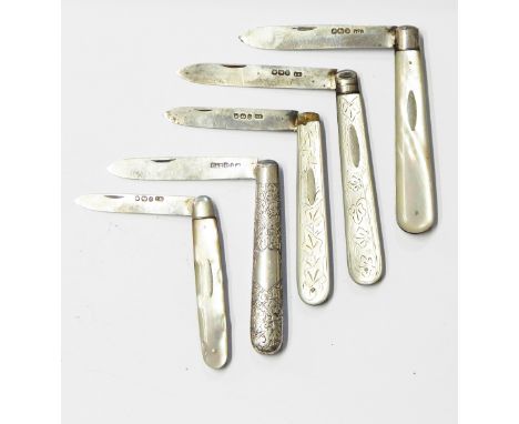 Victorian silver folding fruit knife, the silver handle with engraved leaf decoration, Birmingham 1893, by Hilliard & Thomaso