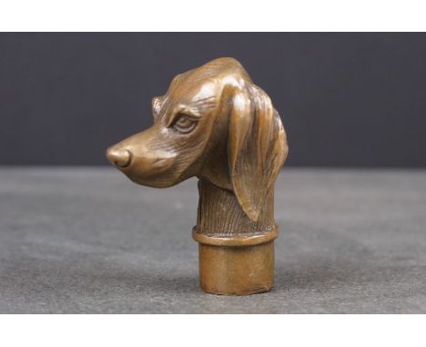 Walking stick handle in the form of a gundog 