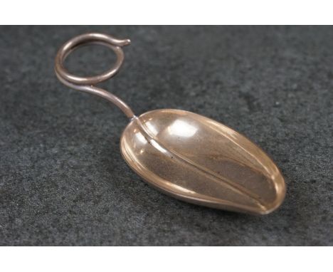 A sterling silver tea caddy spoon with decorative bowl in the form of a leaf. 