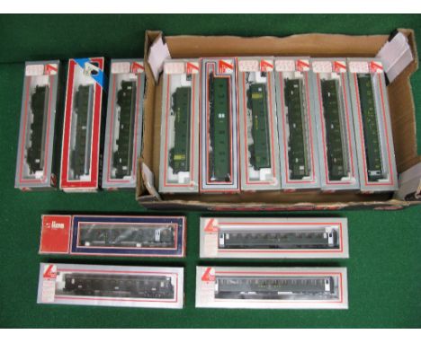 Lima, thirteen Continental HO coaches in green liveries, boxed