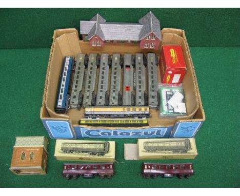 Two boxed Rovex OO maroon coaches, six Triang USA style coaches, buildings, two Hornby coaches and a 3mm scale Lima restauran