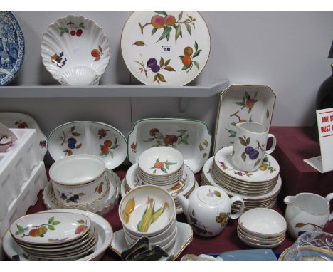 A Good Collection of Royal Worcester Evesham and Evesham Vale Table and Dinner wares, avacado dishes, dinner plates, jug, tea