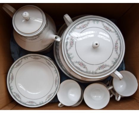 Noritake dinner service  'Legendary , Bridal Ribbon' . Large quantity. 