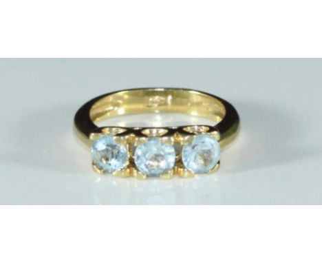 An 18ct gold (stamped 750), three-stone aquamarine ring, 5.33g 