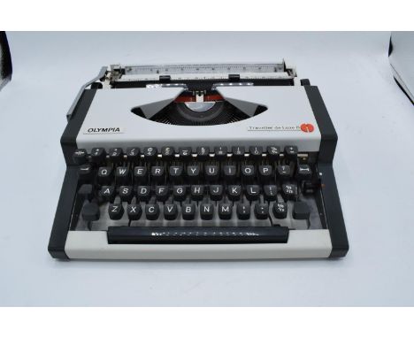 Olympia Traveller de Luxe S vintage typewriter in case. Untested. 