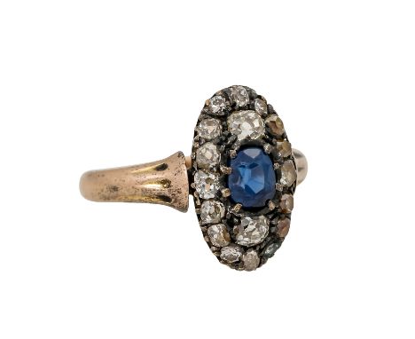   Antiker Ring mit ovalem Saphir und Altschliffdiamanten, zus. ca. 0,6 ct,  GG 14K, Schauseite Silber, RW: 51, Ringkopf um 18