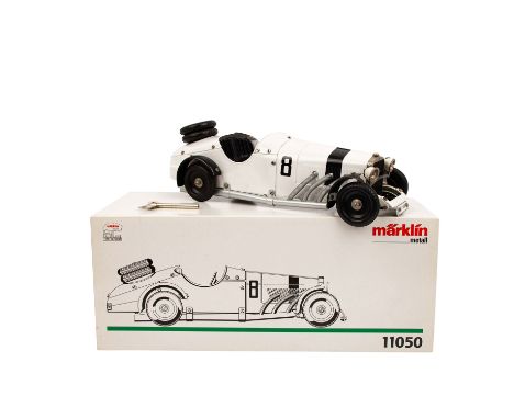   MÄRKLIN Rennwagen 11050,  weiße Blechausführung mit Frontbeleuchtung und Lenkung, Uhrwerkantrieb, Startnr. 8, Schlüssel, Ze