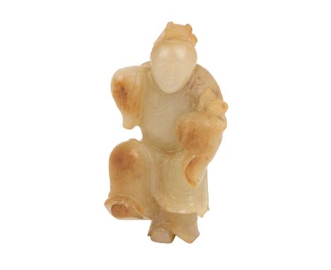   Figürliche Jadeschnitzerei. CHINA, 19./20. Jh..  Aus bräunlich-grüner Jade, H.: 9 cm.  A jade carving of a Chinese figure, 