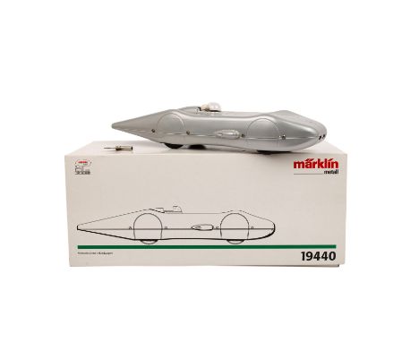   MÄRKLIN Rekordwagen 19440,  silberfarbene Blechausführung, stromlinienförmig, mit Fahrer, bez. mit dem Namen des Rennfahrer