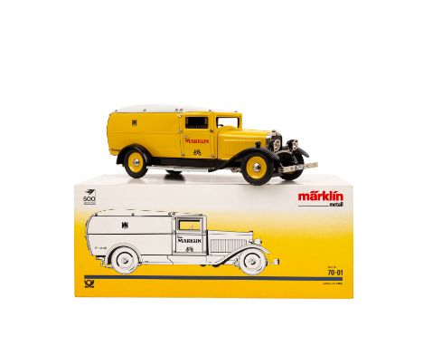   MÄRKLIN Post-Paketauto "70-01", 1990,  Gelb lackierte Blechausführung mit grauem Dach, Fahrer- und Hecktür zum Öffnen, Fron