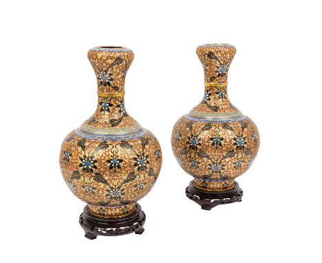   Paar Cloisonné-Vasen. CHINA, erste Hälfte des 20. Jahrhunderts  Kupferrohling mit farbigen Emaileinlassungen, Unterseite he