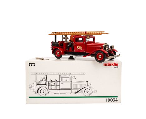   MÄRKLIN Feuerwehr Löschfahrzeug 19034,  rot lackierte Blechausführung von 1998 mit 4 Feuerwehrmännern, Frontbeleuchtung, Uh