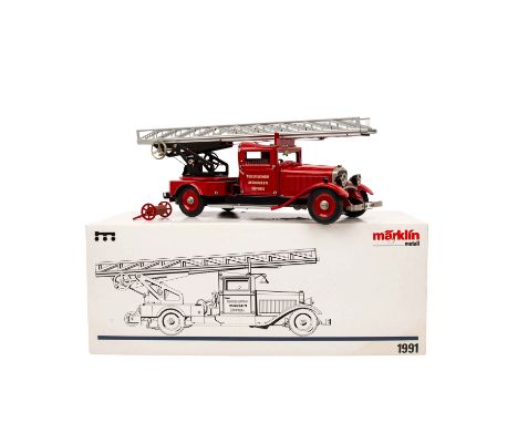  MÄRKLIN Feuerwehrauto 1991,  rot lackierte Blechausführung "Werksfeuerwehr Märklin Göppingen", Frontbeleuchtung, Uhrwerkant