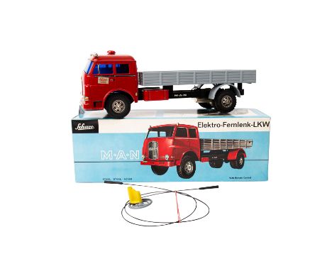   SCHUCO Elektro-Fernlenk- LKW 5306,  rote Blechausführung mit grauer Ladefläche, Öffnen des Daches zum Einlegen der Batterie