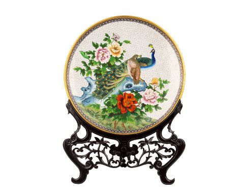   Großer Cloisonné-Teller. CHINA, Anfang 20.Jh..  Kupferrohling mit farbigen Emaileinlassungen, unterseite hellblau/türkis, D