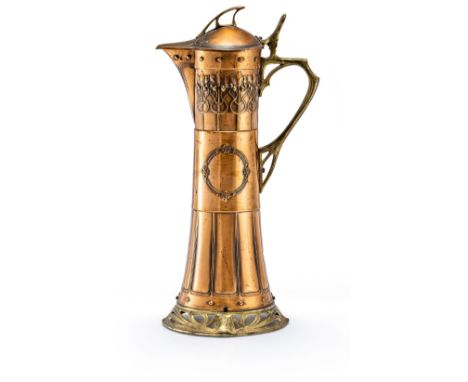Jugendstil-Weinkanne  WMF, A. 20. Jh. Kupfer. Leicht eingezogene Form. Gefäß mit floralem Reliefdekor. Durchbrochener Messing