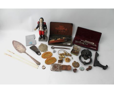 Box of Parachute Regiment cap badges, brass metal door knocker, Royal Engineers badge, vintage fountain pens and pen nibs, dr