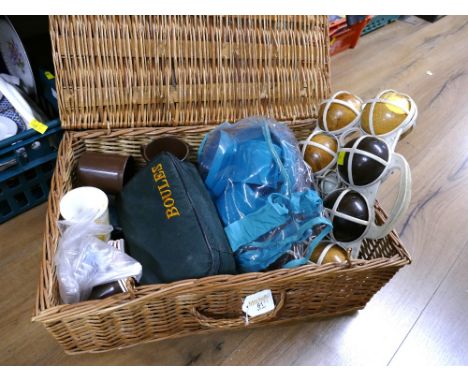 Wicker picnic hamper with plastic cutlery and set of bowls