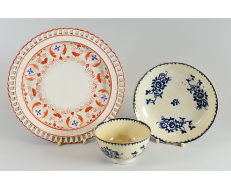 A 1ST PERIOD WORCESTER TEA BOWL & SAUCER TOGETHER WITH A SPODE CREAMWARE RIBBON PLATE no marks to Worcester, impressed SPODE 