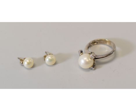 AN 18CT WHITE GOLD PEARL RING & PAIR OF PEARL STUD EARRINGS