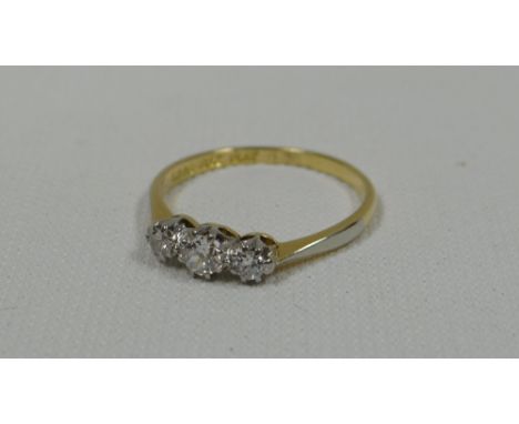 A THREE STONE DIAMOND RING set in 18ct yellow gold, 2.34gms