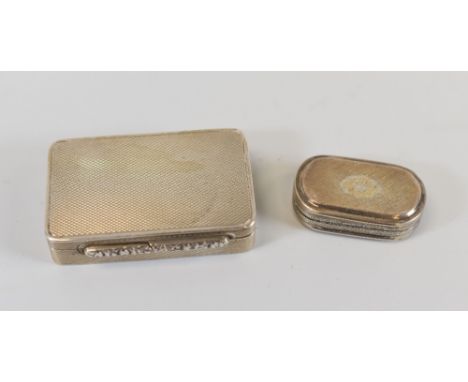 A MACHINE-TURNED SILVER SNUFF BOX & A GEORGE III SILVER VINAIGRETTE the box marked London 1937, 1.9ozs, the vinaigrette Birmi