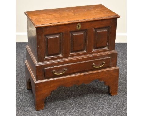 AN EARLY NINETEENTH CENTURY COFFER BACH raised on bracket feet with base drawer and tri-panelled facade, 58 width x 28 depth 