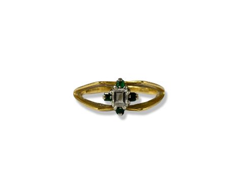 18ct Yellow Gold Fancy Design ring comprising of an Emerald cut Diamond surrounded by four Emeralds weighing 4.15 grams size 