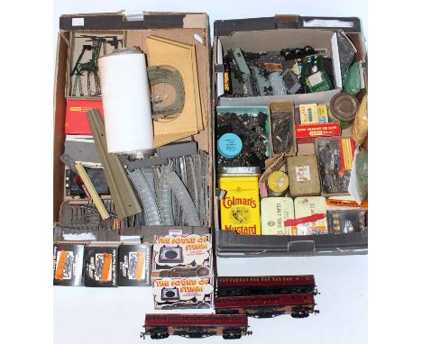 Two trays of scenic items including 6x Hornby Dublo double track tunnel mouths, Peco back scene sheets, some Triang standard 