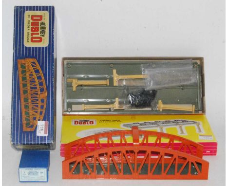 A Hornby Dublo Ref. 5006 plastic engine shed extension kit, appears complete and in clean condition (G-BG), a D1 girder bridg