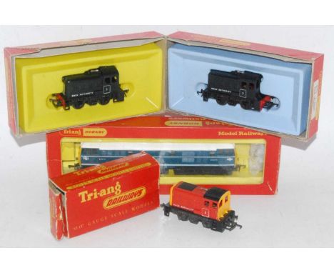 A Triang Hornby R357 blue/white roof class 31 diesel locomotive No. D5572 (G-BF), 2x R253 0-4-0 diesel dock shunter both blac