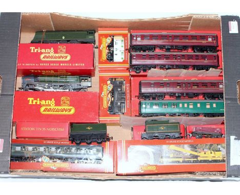 Tray containing collection of mixed Triang and Hornby items including R259/R35 'Britannia' engine and tender (G-BFG), R356S/R