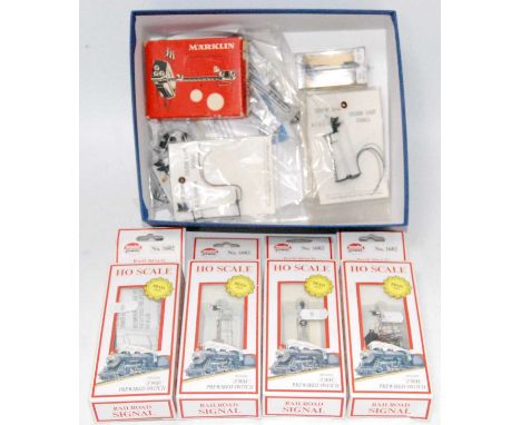 Various 00 and H0 colour light signals 4x Model Power Ref. 1682 (G-BG) Marklin Ref. 7188 (G-BFG) and 12+ by other makers (G-B