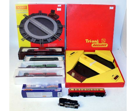 Mixed collection of model railway items Triang R45 turntable (G-BG), Hornby R070 turntable (G) both electrically operated R20