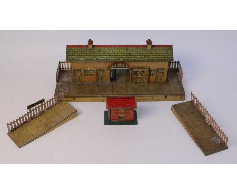 1939-41 Hornby No. 4 station 'Margate' with ramps, buff building, tinprinted speckled platform, square arch over booking hall