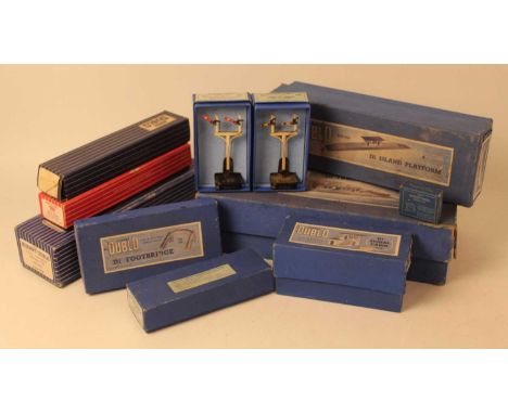Mixed collection of Hornby Dublo including BR gloss black EDL17 tank engine No. 69567 box missing some inner packing (G-BD), 