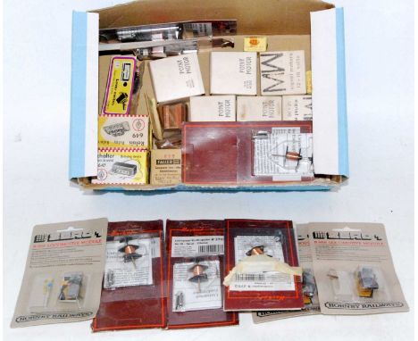 Shoebox containing 3 Hornby Zero 1 R955 loco module (M-BM), 7 Herkat electric auto uncouplers of German make (M-BM), 6 point 