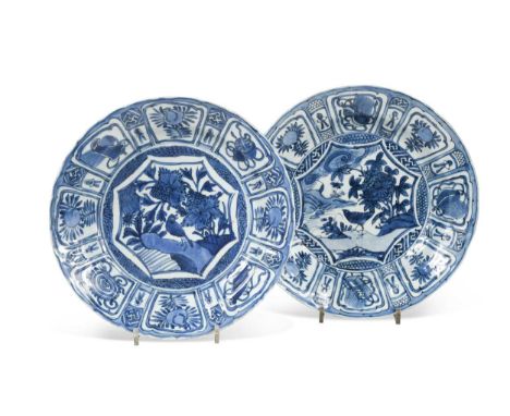 Two similar Chinese Kraak blue and white porcelain dishes, Ming Dynasty, circa 1600, each painted with a bird on a rock among