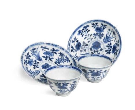 A pair of Chinese blue and white tea bowls and saucers, Kangxi Period (1662-1722), decorated with sprigsthe saucer 10.3cm dia
