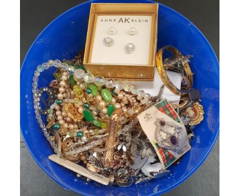 SELECTION OF COSTUME JEWELLERYincluding a crystal bead necklace, an eighteen carat rolled gold bangle, earrings, brooches, cu