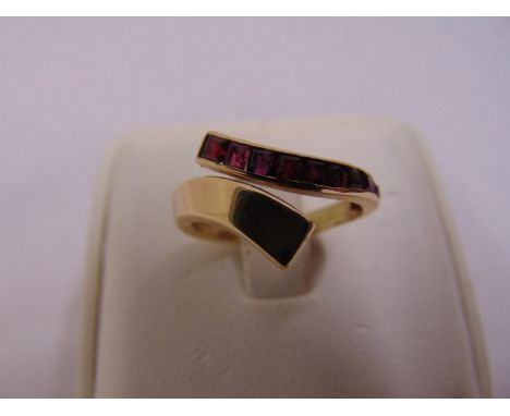 9ct yellow gold and ruby ring, approx total weight 3.9g