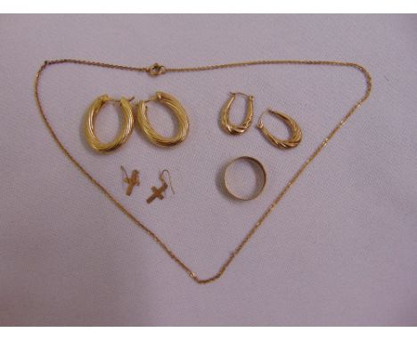 A quantity of 9ct gold jewellery to include earrings, a chain and a ring, approx total weight 8.6g