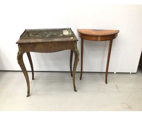 19th century walnut jardiniere, rectangular outline, with pierced gallery and metal lined trough on shaoed frieze and cabriol