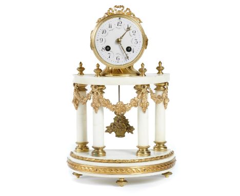 A FRENCH GILT BRASS AND WHITE MARBLE COLONNADE CLOCK IN LOUIS XVI STYLE, EARLY 20TH C  the drum cased bell striking movement 