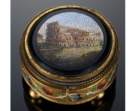 AN ITALIAN GILTMETAL AND ENAMEL TRINKET BOX, THE LID INSET WITH A ROMAN MICROMOSAIC OF THE COLOSSEUM BY C ROCCHEGGIANI, 19TH 