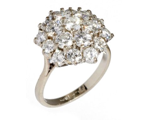 A DIAMOND CLUSTER RING with brilliant cut diamonds of approx 1.65ct (total) and F colour, VSII/SI1, in white gold marked 18ct