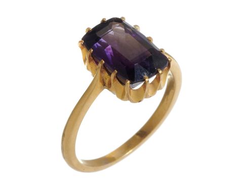 AN AMETHYST RING  in gold, unmarked, 4.6g, size N 