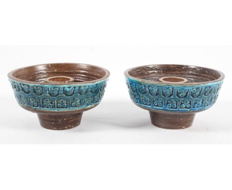 Aldo Londi - Bitossi - Trifiglio - A pair of 1960's retro vintage Italian pottery candlestick holders, having incised decorat
