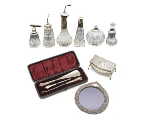 A collection of silver itemsto include an Edwardian silver trinket box, marked Birmingham, 1910, makers mark rubbed, of serpe