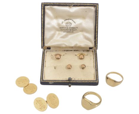 A pair of heavy 18ct gold engraved cufflinks and other itemsincluding two 18ct gold rings together with four 9ct gold Mappin 